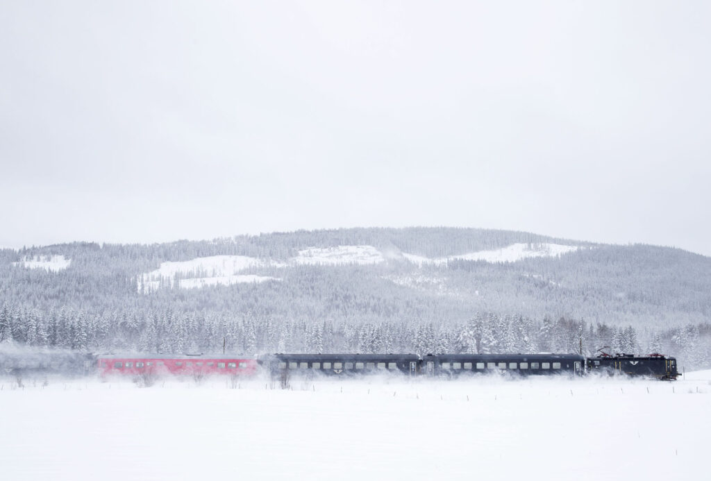 SJ:s nattåg till Duved drar upp snön vid Undersåker i mars 2014.