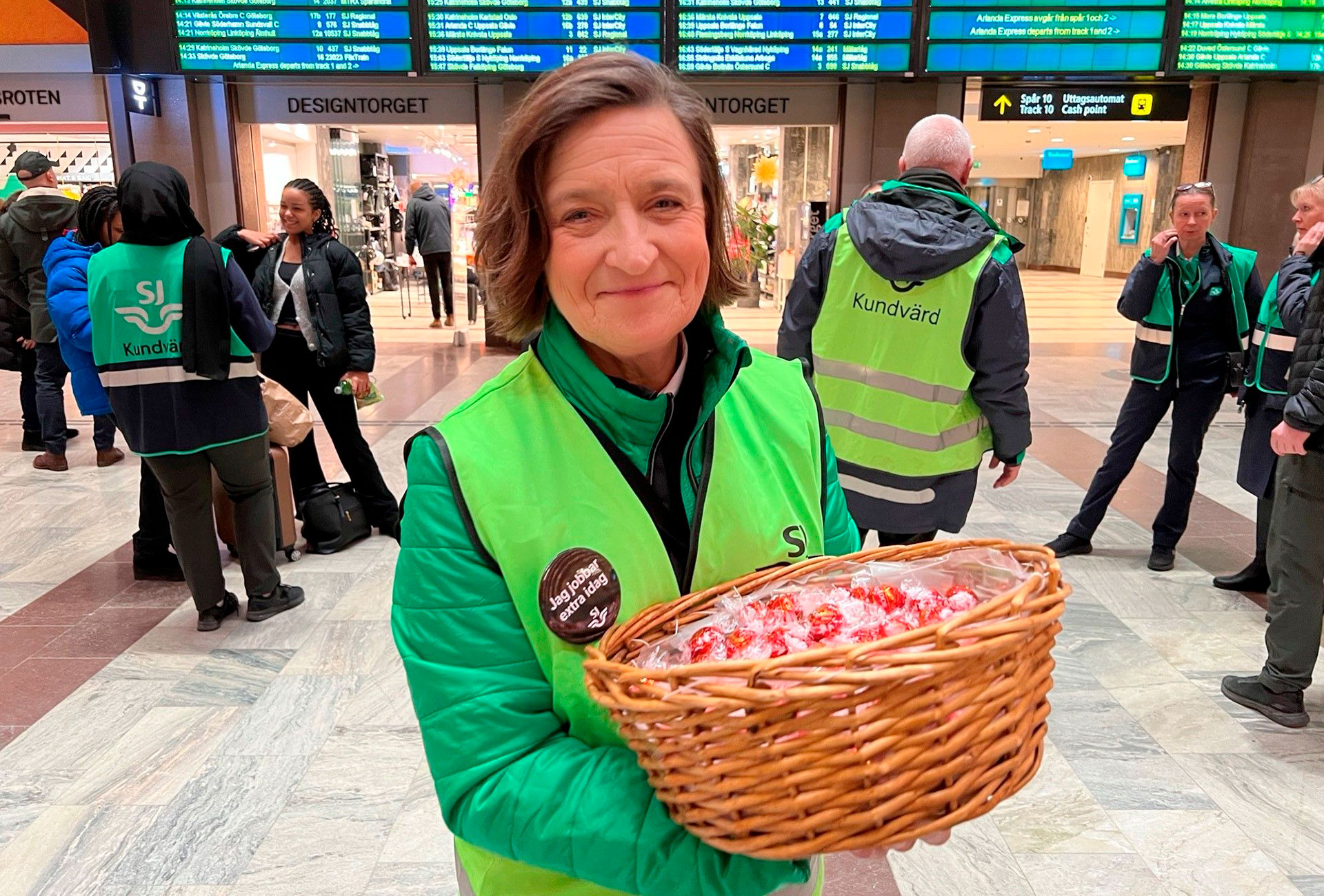 Foto. Tobbe Lundell SJ:s vd Monica Lingegård assisterade kundvärdarna på Stockholm Central under lördagen och söndagen 16-17 december 2023.