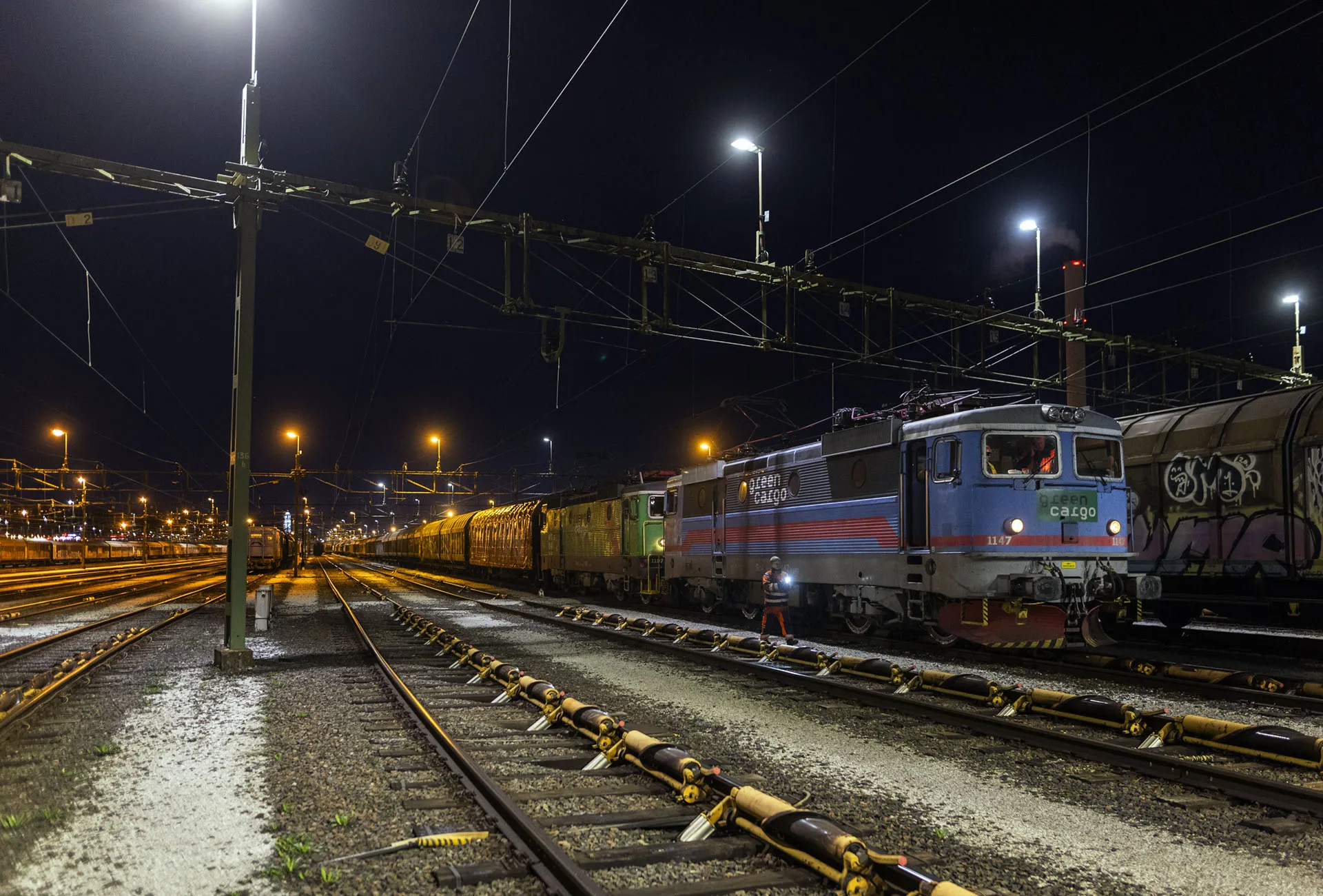 Verksamheten vid Sävenäs rangerbangård i Göteborg halveras vid tidtabellsskiftet i december. Rc4-loken 1147 och 1197 står redo för avgång med tåg 15506 från Sävenäs rangerbangård i Göteborg i november 2022.