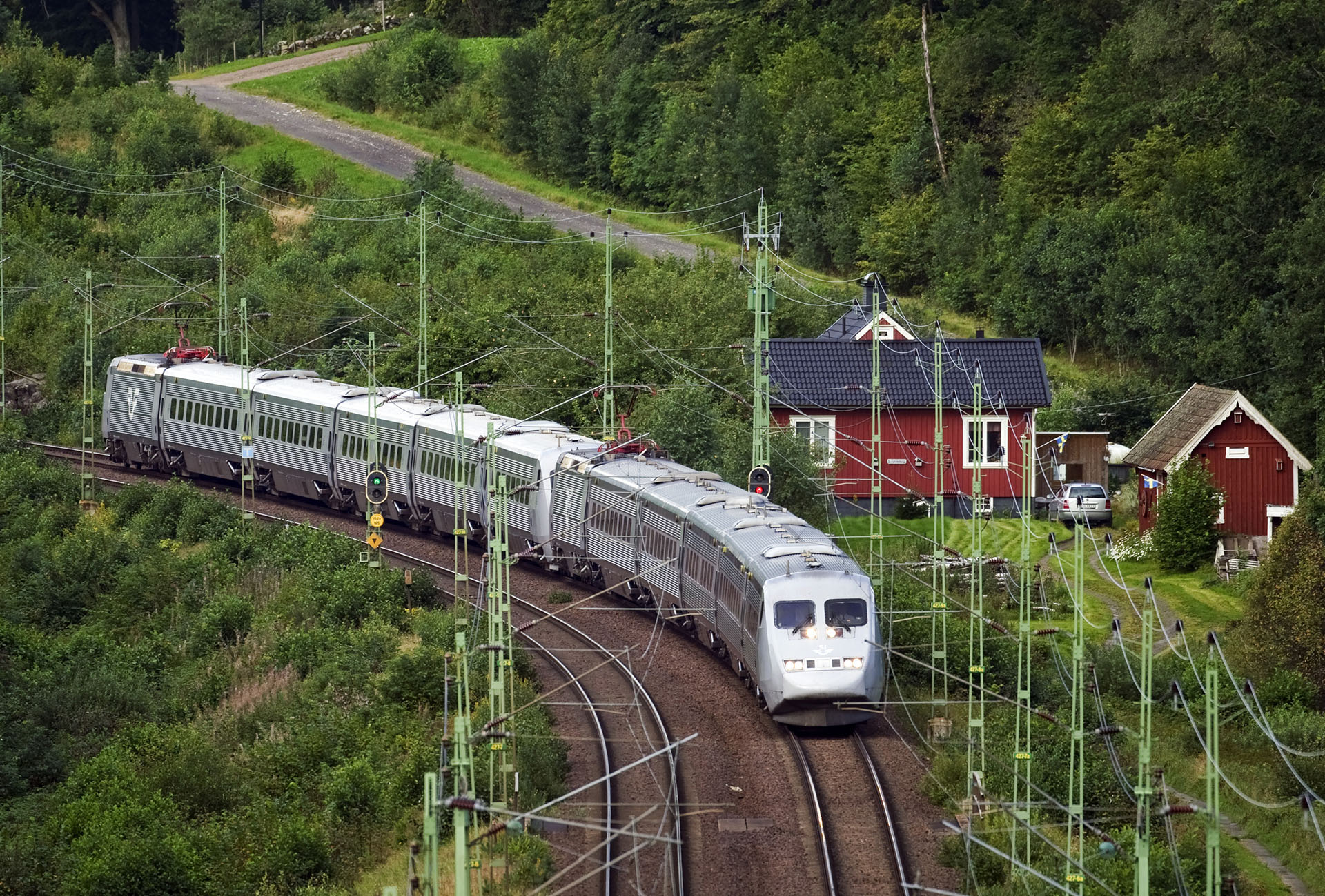 Ett multipelkopplat X2000-tåg från Göteborg mot Stockholm mellan Floda och Norsesund i augusti 2007.