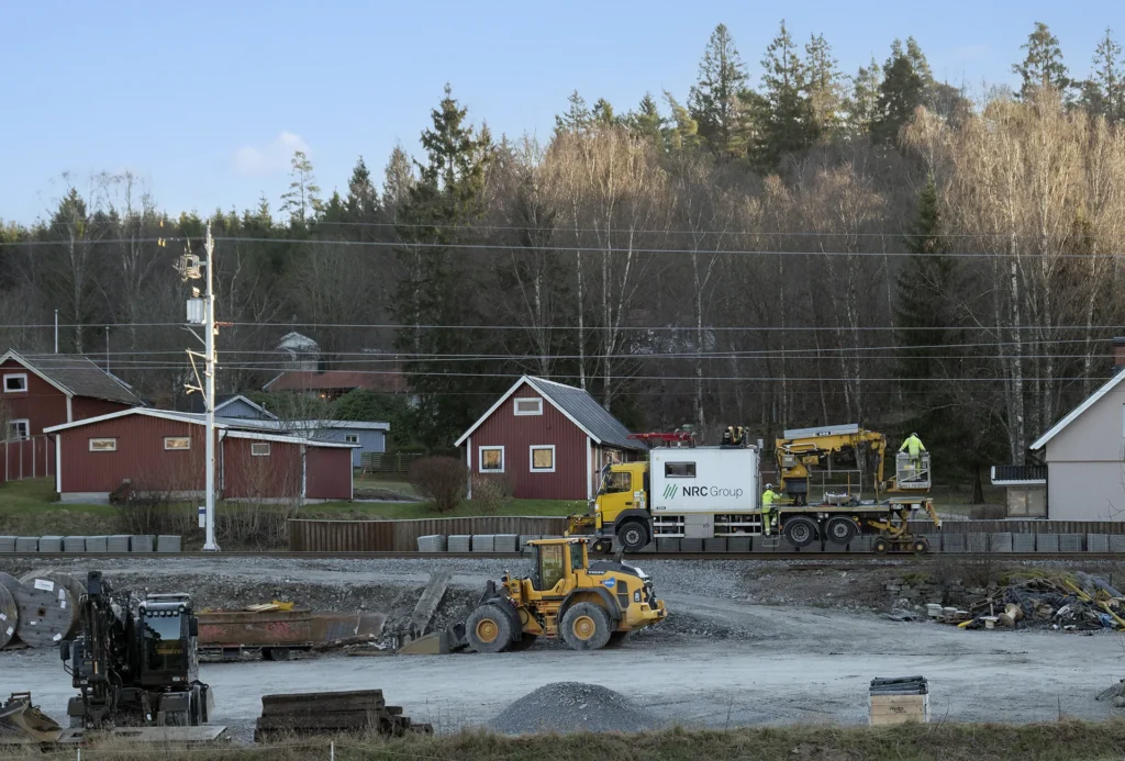 De 40 kilometerna mellan Stenungsund och Uddevalla har fått ny kontaktledningsanläggning med nya fundament, nya stolpar, nya utliggare, ny kontaktledning och ny bärlina samtidigt som sugtransformatorerna ersatts av autotransformatorer som ger mindre spänningsfall och högre överföringskapacitet.