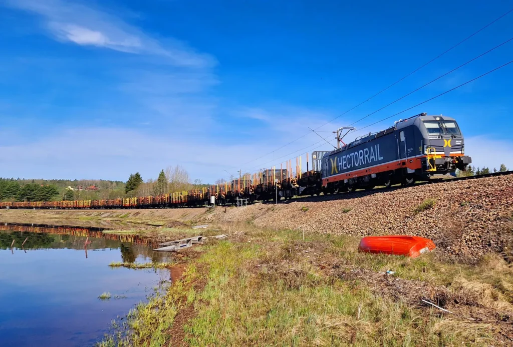 Hector Rails virkeståg för Trätåg från Mora till Gävle passerar Vikarbyn på Siljansbanan 14 maj 2024.