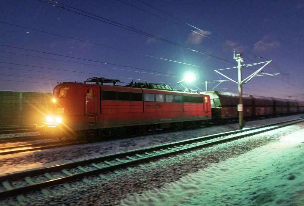 När det bildats is eller frost på kontaktledningen försämras elöverföringen från ledningen till strömavtagarna och det bildas ljusbågar som kan förstöra både kolslitskenan och kontaktledningen. DBAG-loket 151.169 med koltåg i Kissing, strax utanför Augsburg, i januari 2019.